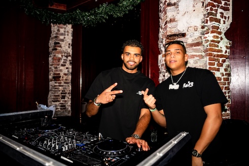 een foto van dj chauns die aan het draaien is op enjoyment